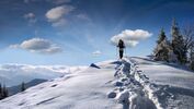 Frau wandert in den Bergen im Winter