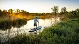 Stand Up Paddling im Sonnenuntergang