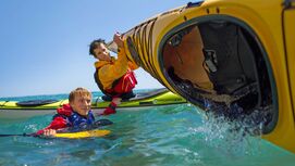 Gekenterte Kanufahrer im Wasser