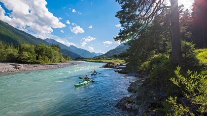 Kanufahrer auf Fluss im Lechtal