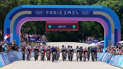 Starterfeld des Damen Cross-Country-Rennen bei den Olympischen Spielen in Paris 2024