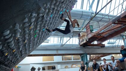 Lucia Dörffel bouldert am Kilterboard