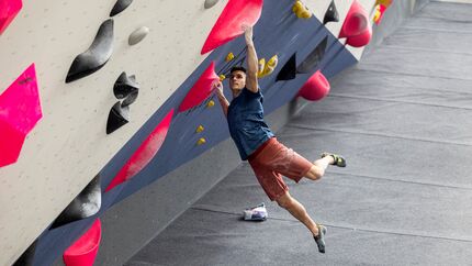 Alberto Gines Lopez beim Bouldern