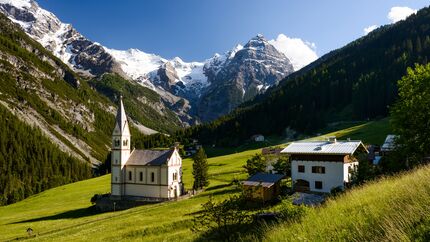 Die Kirche in Trafoi - im Hintergrund der Ortler