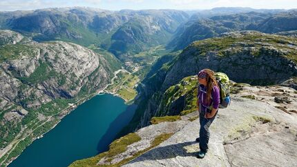 Hoch über dem Lysefjord in Norwegen