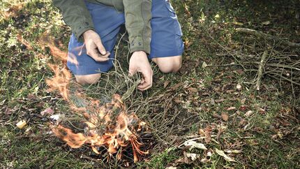 Feuer machen mit Feuerstahl