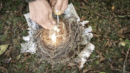 Feuer machen mit Feuerstahl